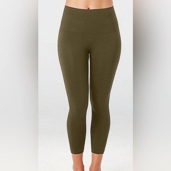 SPANX Pants - NWT Spanx Look Me‎ Now Seamless Cropped Large Olive Green